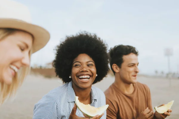 Diverse Freunde Genießen Ihr Strandpicknick — Stockfoto