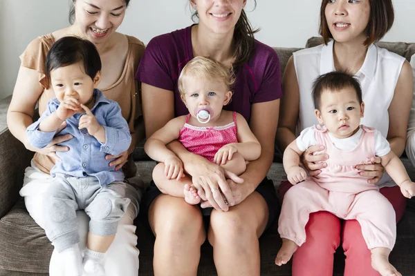 Diverse Baby Met Hun Ouders — Stockfoto