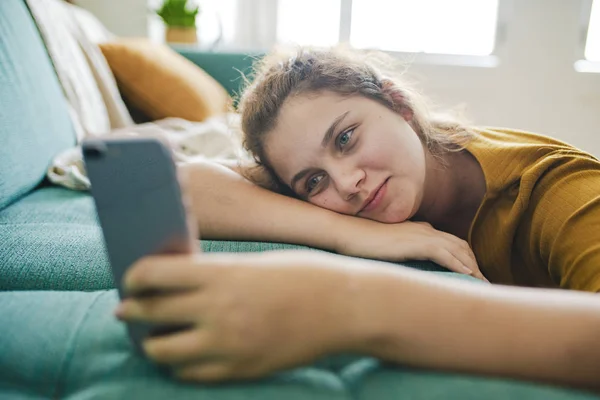 Teen Girl Stuck Her Phone — Stock Photo, Image
