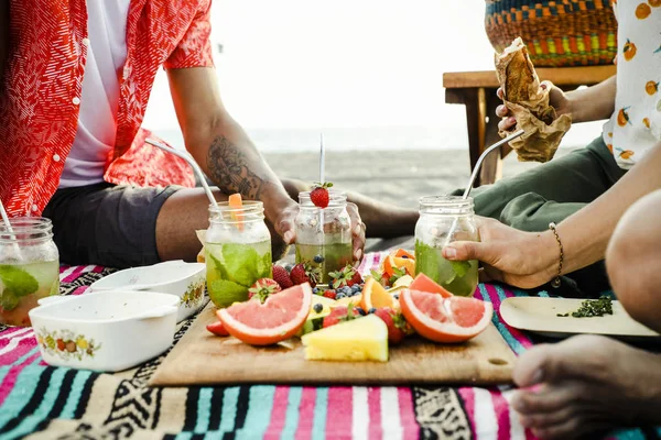 Vänner Har Strand Picknick — Stockfoto