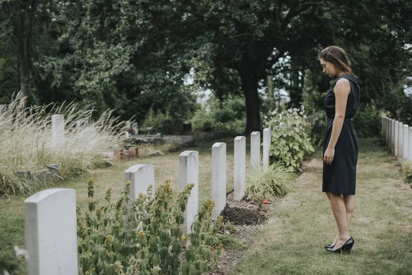 Молодая Вдова Кладбище — стоковое фото