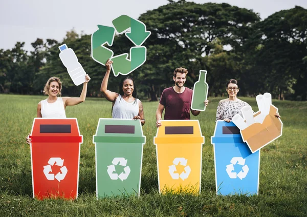 拥有五颜六色的回收箱的多元化人群 — 图库照片