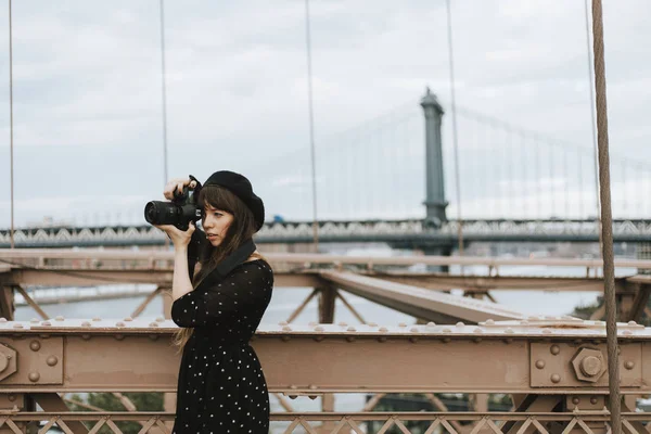 Fotógrafo Tira Uma Foto Brooklyn Bridge Eua — Fotografia de Stock