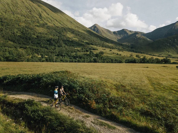 Par Cykling Nedför Väg Skotska Högländerna — Stockfoto