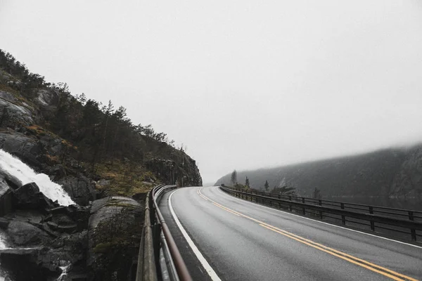 Pohled Silnici Highway Mlhavé Hory — Stock fotografie