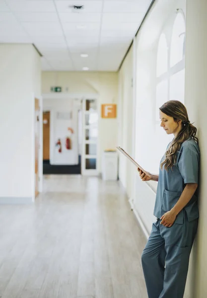 Enfermera Leyendo Través Registros Médicos Pasillo — Foto de Stock