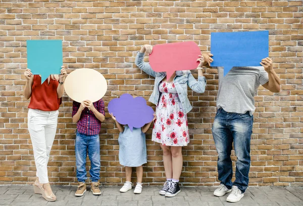 Familie Hält Leere Bunte Sprechblasen Einer Ziegelwand — Stockfoto