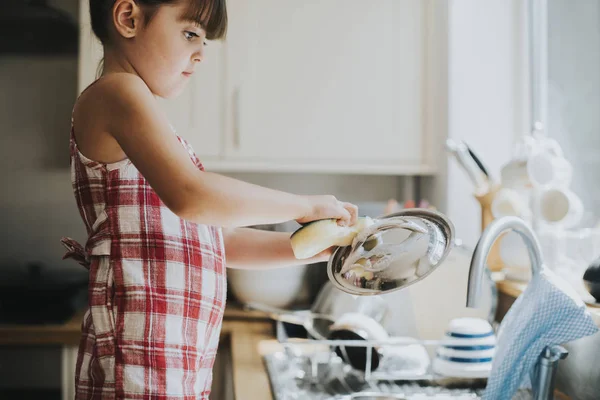 Маленька Дівчинка Робить Посуд — стокове фото