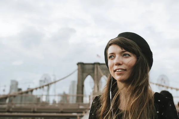 Femme Écoutant Musique Sur Pont Brooklyn Usa — Photo