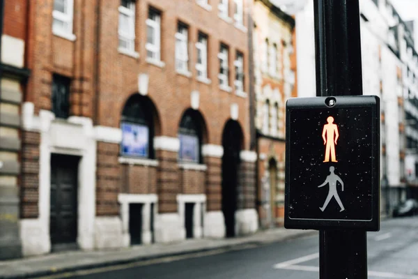 都市の英国の押しボタン式横断歩道 — ストック写真