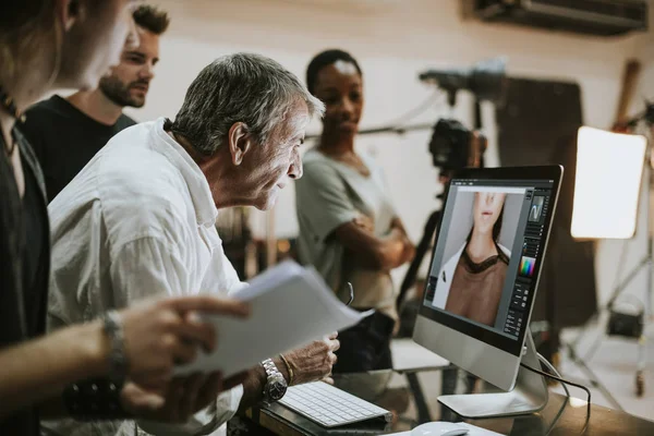 Equipo Comprobación Fotos Una Sesión Estudio — Foto de Stock