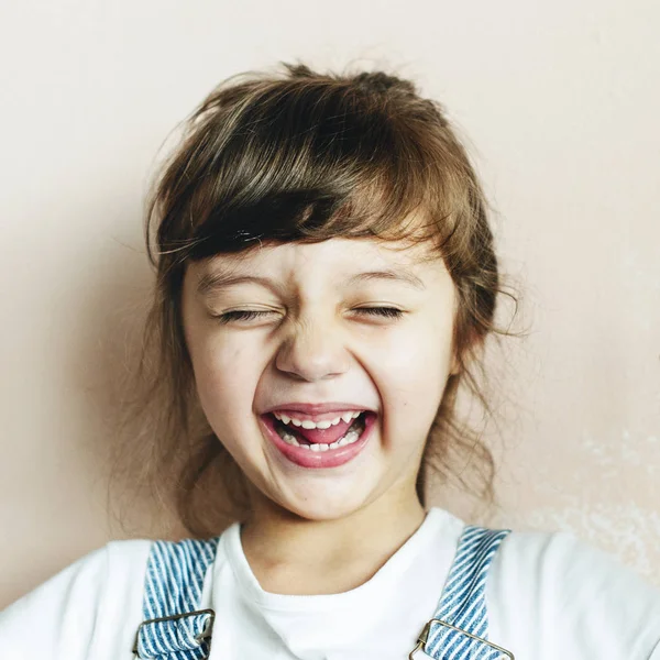 Портрет Веселой Молодой Девушки — стоковое фото