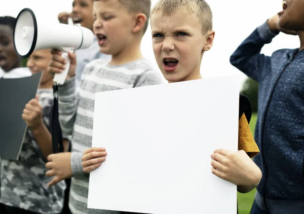 Ung Pojke Visar Ett Tomt Papper Protest — Stockfoto