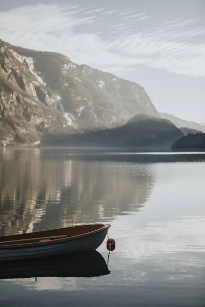 Barco Minúsculo Águas Tranquilas Fjaerland Noruega — Fotografia de Stock