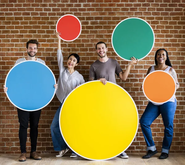 Diversas Personas Sosteniendo Coloridas Tablas Redondas — Foto de Stock