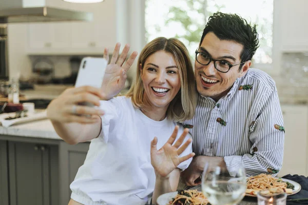 Casal Tirando Uma Selfie Durante Jantar — Fotografia de Stock