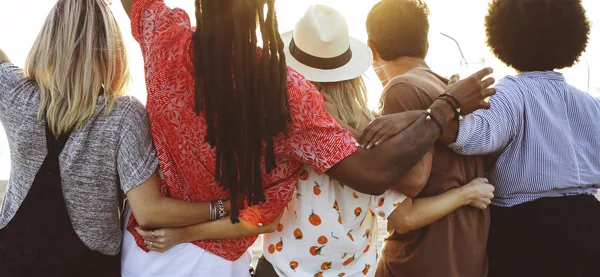 Freunde Beobachten Den Sonnenuntergang Strand — Stockfoto