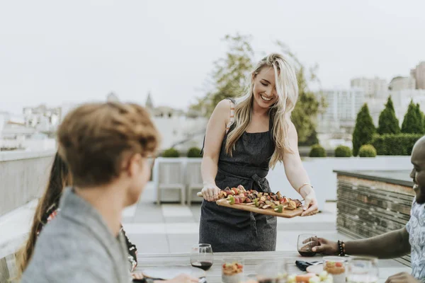 Donna Che Serve Barbecue Vegan Suoi Amici — Foto Stock