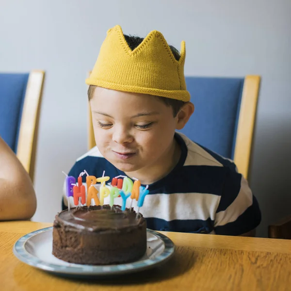 Rapaz Bonito Comemorando Seu Aniversário — Fotografia de Stock