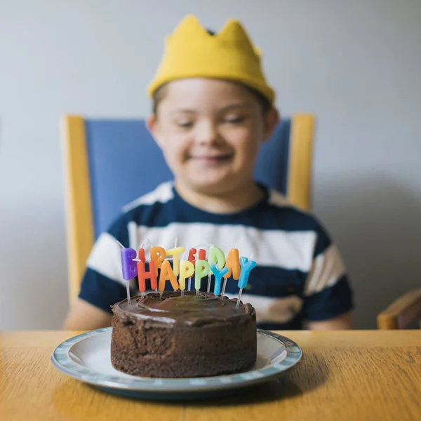 Rapaz Bonito Comemorando Seu Aniversário — Fotografia de Stock