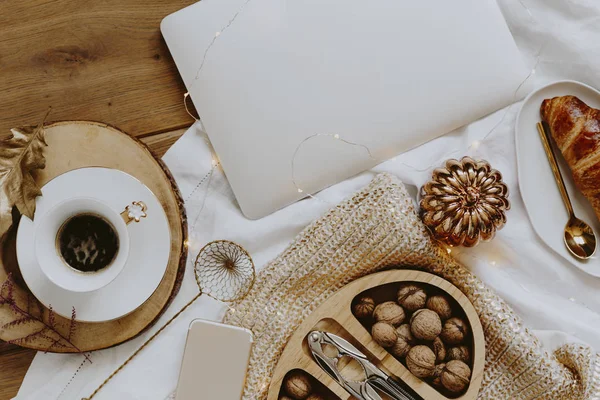 Walnuts Wooden Box Served Cup Coffee Next Laptop — Stock Photo, Image