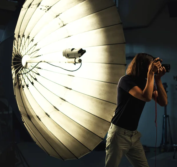 Young Photographer Standing Front Reflective Umbrella — Stock Photo, Image