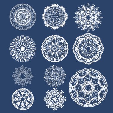 Mavi arkaplanda beyaz mandala desenleri ayarlandı