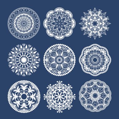 Mavi arkaplanda beyaz mandala desenleri ayarlandı