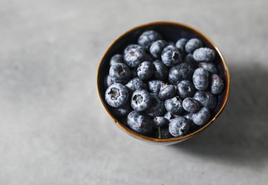 Bir kasede taze yaban mersini