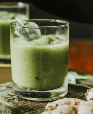 Vejetaryen ıspanak ve zencefil güler yüzlü içki