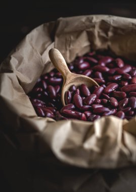 Kağıt torba kırmızı fasulye doluydu