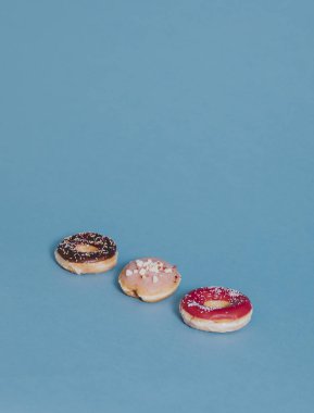 Sprinkles ile renkli lezzetli sırlı çörek