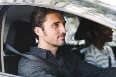 Arabada oturan bir erkek sürücü