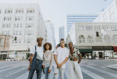 Şehir merkezinde La dışarı asılı arkadaşlar