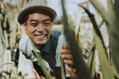 Neşeli adam bir kaktüs satın alma