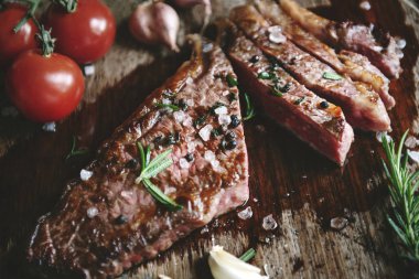 Orta nadir bir parça biftek yemek fotoğraf tarifi fikir