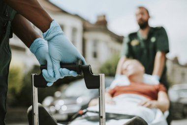 Sağlık görevlileri bir hasta için bir ambulans bir sedyeye taşıma