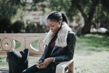 Tahta bir bankta oturan kadın