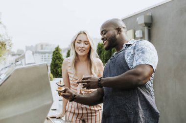 Şef nasıl bir barbekü şiş yemek için hazır olduğunu tanımak için bir kadın gösteren