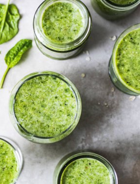 Taze yeşil smoothie gözlük