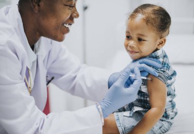 Toddler bir çocuk doktoru tarafından aşı oluyor
