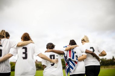 Isıtmaz ve birlikte yürüyen kadın futbol oyuncuları