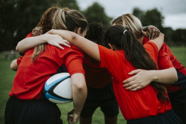Genç kadın rugby oyuncuları ısıtmaz