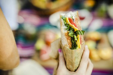 Plajda bir sandviç yeme kadın