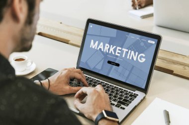 Onun laptop ofiste çalışan adam