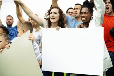 Bir grup aktivist protesto ediyor