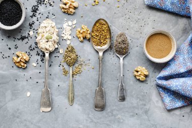 Bir kaşık üzerinde çeşitli tohum