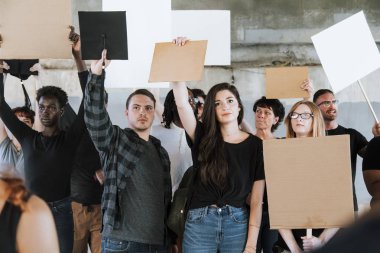 Kızgın aktivistler bir şehirde protesto
