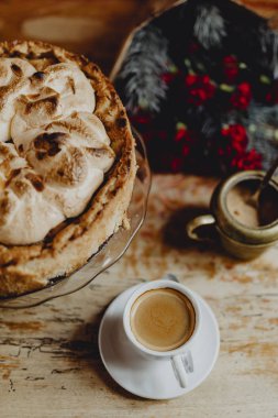 Noel bir kafede kahve ve kek ile