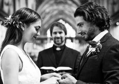 Gelin ve damat bir sunak
